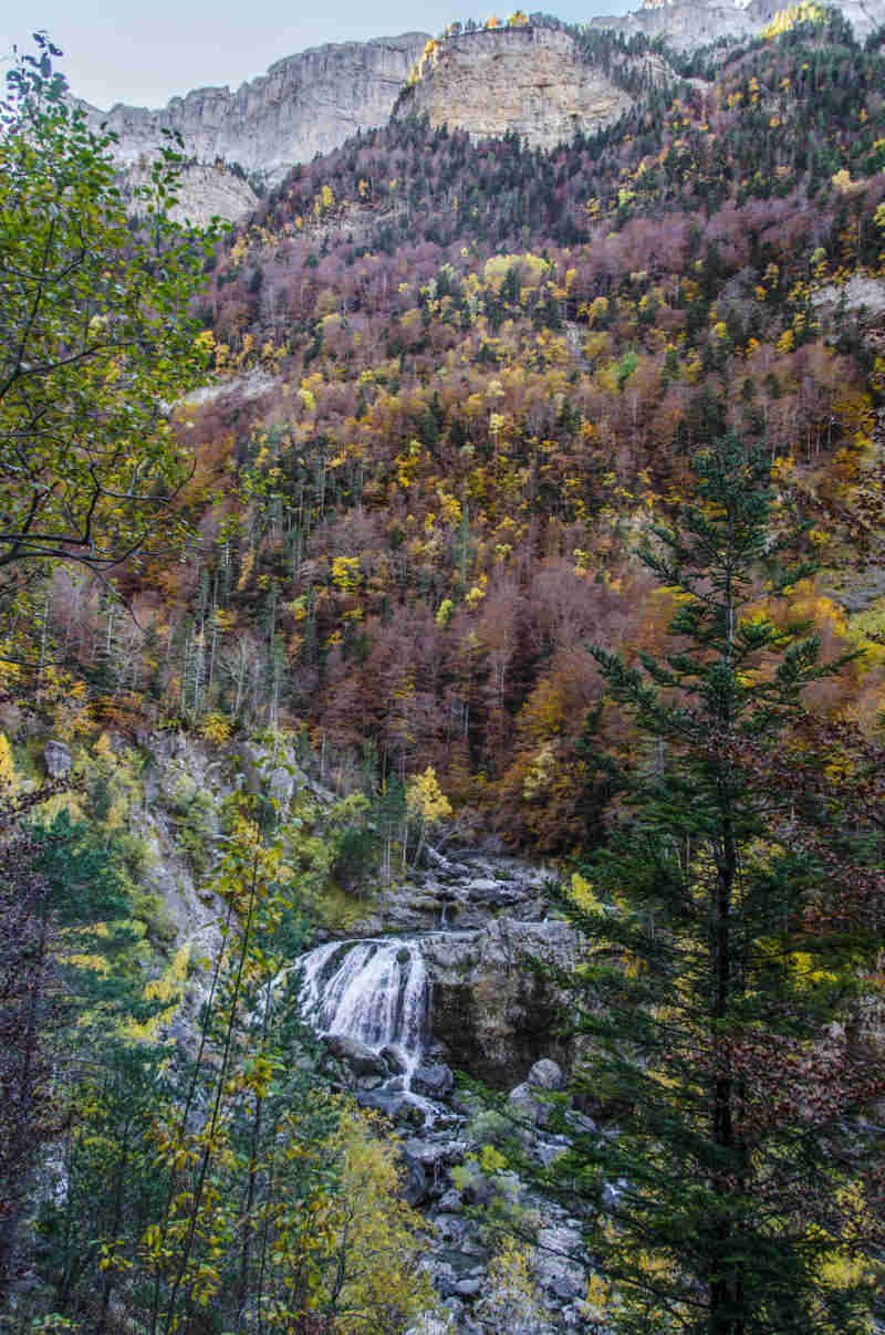 Huesca - parque nacional de Ordesa y Monte Perdido - valle de Ordesa 33 - cascada de Arripas.jpg